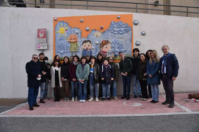 “I bambini colorano il mondo”: opera del liceo Casorati all’Aou Maggiore