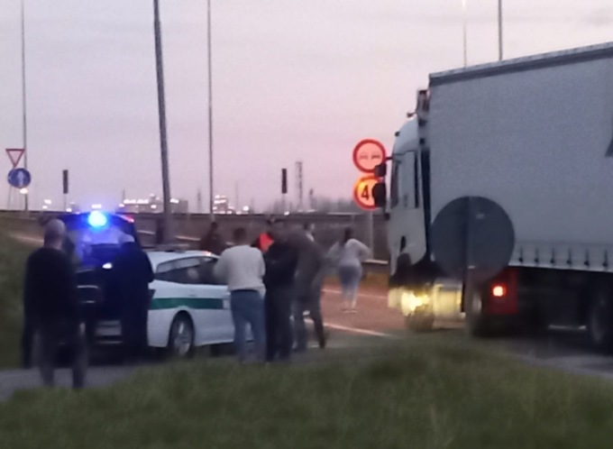 Tragedia a Cameri: camion investe motociclista 31enne che muore sul colpo
