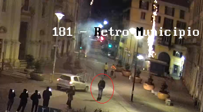 Spara fuochi d’artificio in piazza Gramsci: sanzionato e denunciato