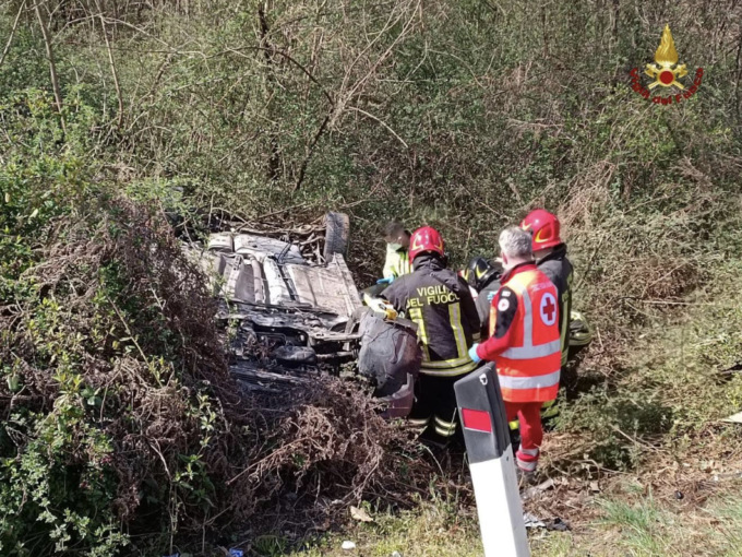 Gozzano auto ribaltata e conducente estratto da pompieri e 118