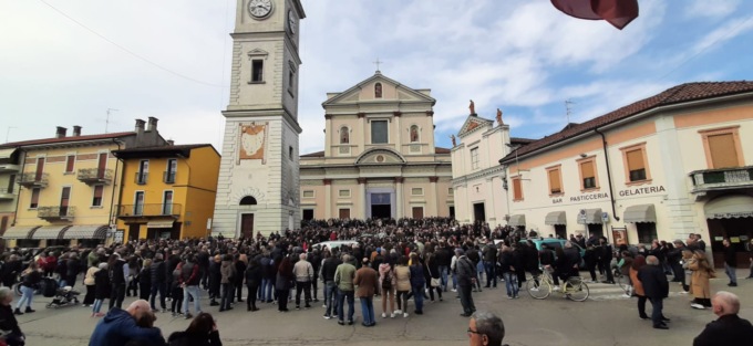 Una folla commossa a Cameri al funerale di Gino Fedele – VIDEO
