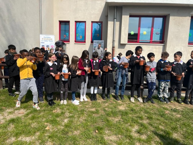 Mattinata tra fiori, api e un orto “molto speziale” per i bimbi della Levi di Novara