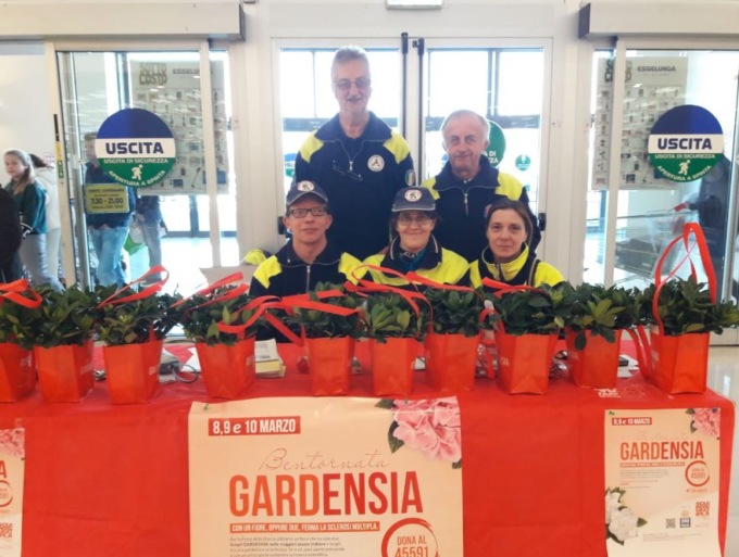 Gardenie dell’Aism: oggi banchetto della Protezione civile all’Esselunga di Castelletto