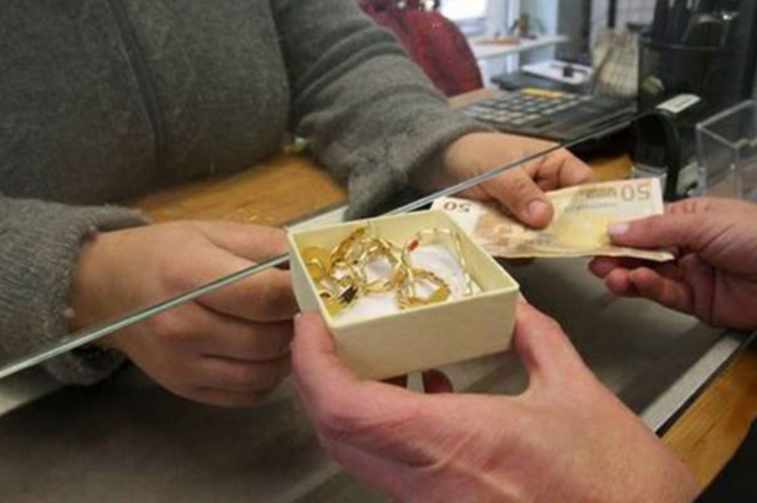 Coppia di badanti derubava l’anziana e consegnava tutto al Compro Oro