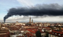 Incendio San Pietro Mosezzo: "Fiamme sotto controllo ma state in casa"