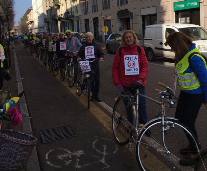 Ciclisti in strada per chiedere più sicurezza