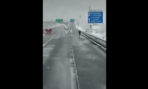 In monopattino sulla Torino-Bardonecchia durante una nevicata