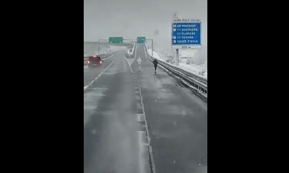 In monopattino sulla Torino-Bardonecchia durante una nevicata