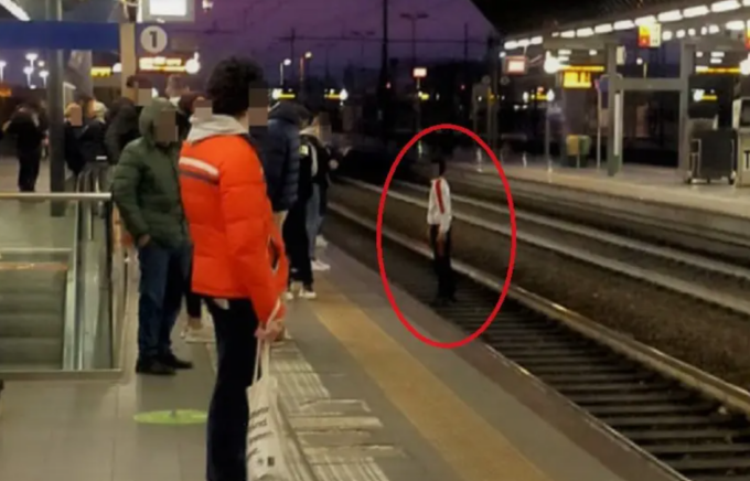 Ragazzi si fanno selfie e attraversano a piedi i binari