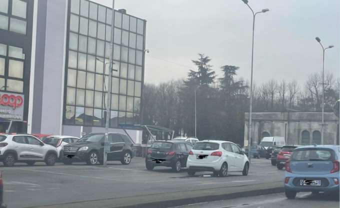 “Signora le sono caduti dei soldi” e le rubano la borsa