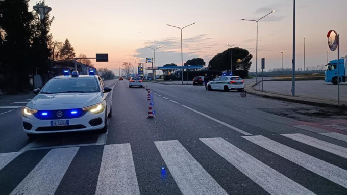 Folle corsa per le vie del centro: ventunenne arrestato a Trecate