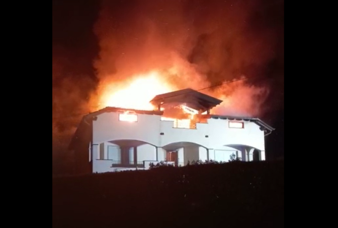Spaventoso incendio a Oleggio Castello: pompieri in azione per tutta la notte