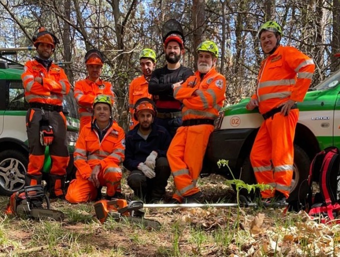 Volontari di Varallo Pombia in azione per ripulire i boschi e riparare le giostre