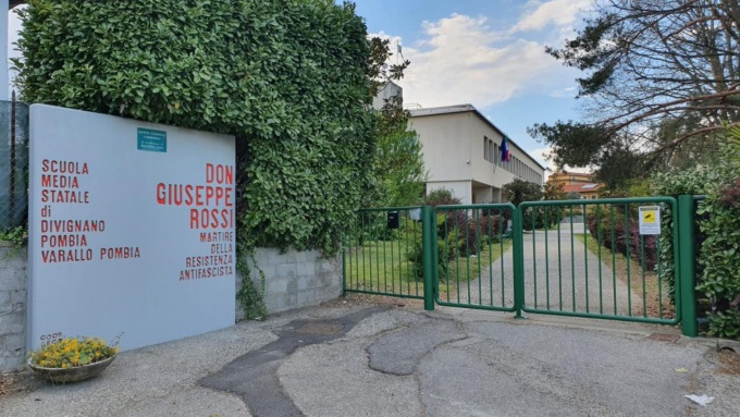 Lavori in corso a Varallo per ripristinare il pannello delle scuole dedicato a Don Rossi