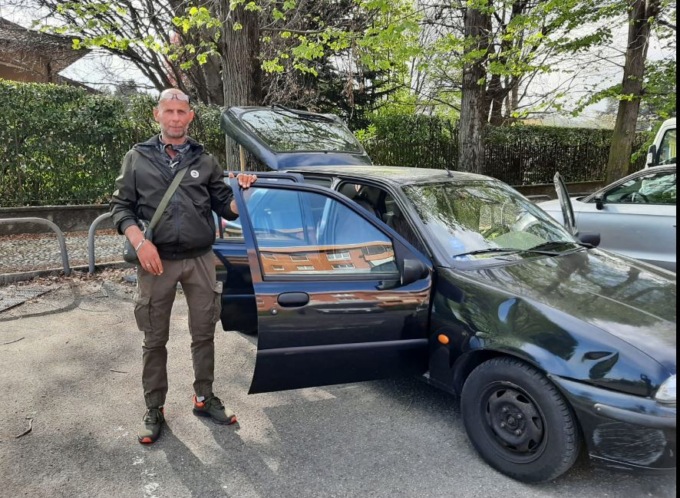 L’appello disperato: “Vivo in macchina, ad Arona chiedo la mia dignità” – VIDEOINTERVISTA