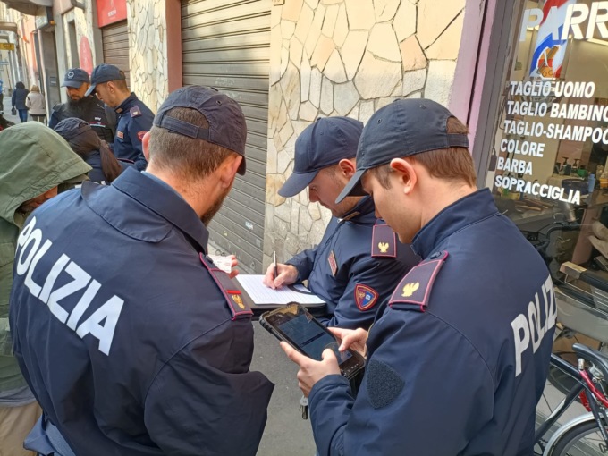 La Polizia di Novara ha multato un barbiere cittadino per un dipendente non in regola