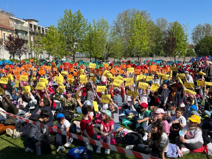 A Novara 1200 bambini hanno manifestato per la pace