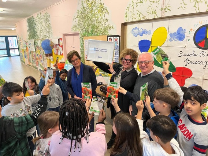 Gli alunni della Buscaglia fanno fiorire la loro scuola