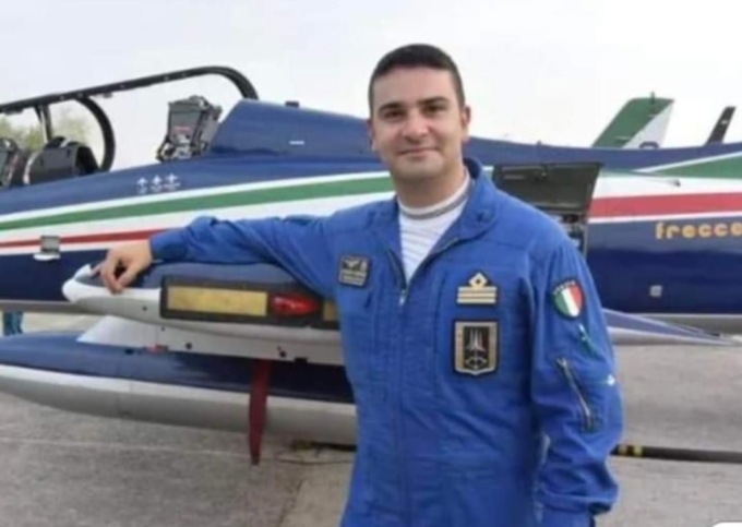 Pilota delle Frecce muore a 34 anni: “Abbiamo ammirato la sua bravura nei cieli del lago Maggiore”