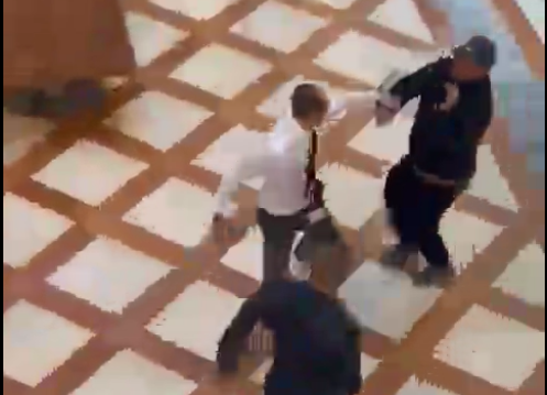 Volano cazzotti al centro commerciale: il video diventa virale sui social