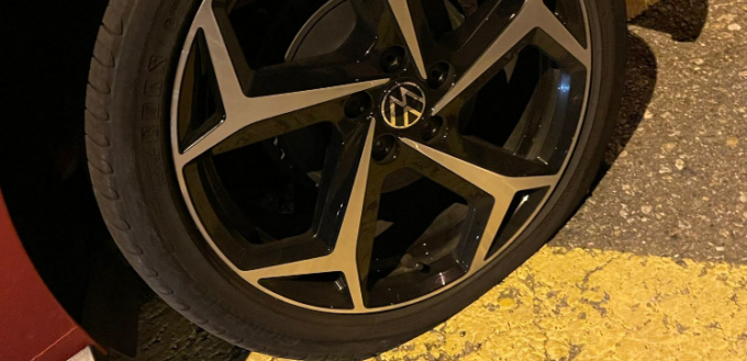 Gli tagliano le gomme dell’auto due volte in dieci giorni