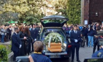 L'ultimo abbraccio a Julia Ituma: in centinaia a Milano per il funerale - IL VIDEO