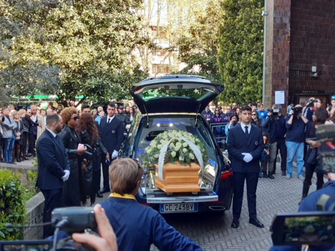 L’ultimo abbraccio a Julia Ituma: in centinaia a Milano per il funerale – IL VIDEO