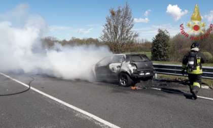 Auto a gasolio in fiamme a Borgo Ticino