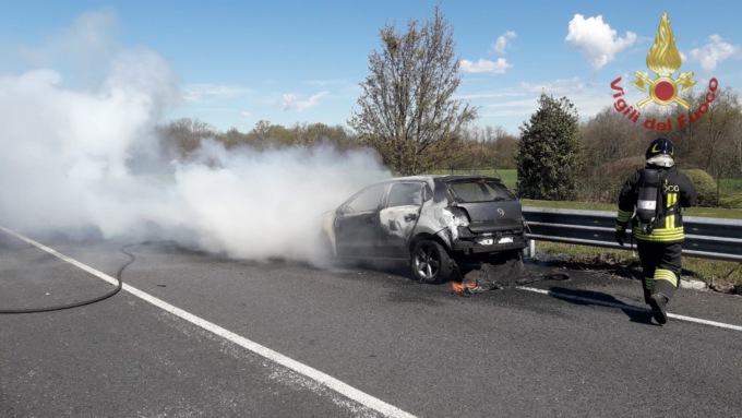Auto a gasolio in fiamme a Borgo Ticino