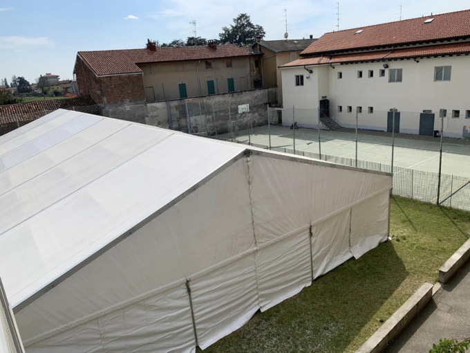 La chiesa di Galliate rischia una lunga chiusura: per le funzioni ora c’è un tendone