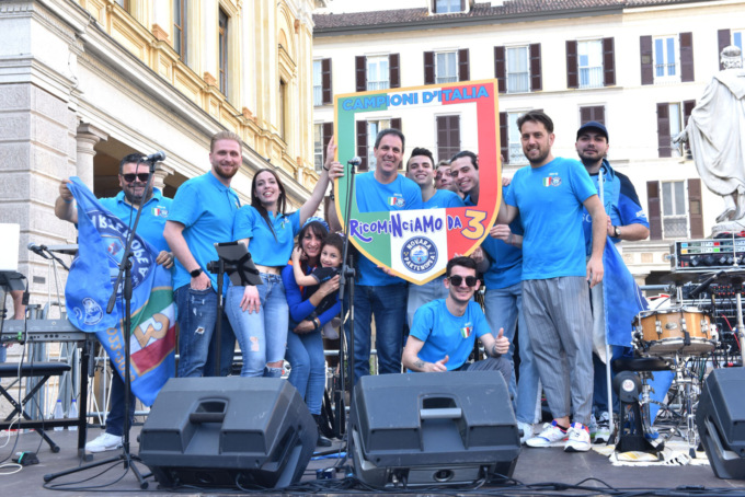 Tutti in piazza, grande festa per lo scudetto del Napoli – LE FOTO e IL VIDEO