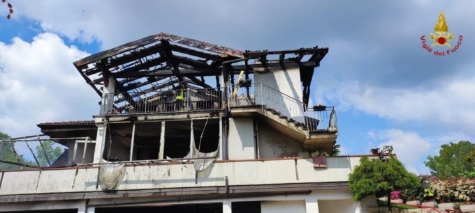 Cureggio casa completamente avvolta dalle fiamme: intervento dei vigili del fuoco