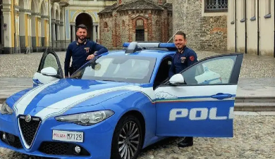 Due poliziotti fermano 34enne che sta per lanciarsi dal ponte