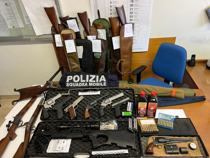 Novara spari contro una casa in via Crimea: sequestrate 49 armi