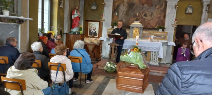 Taccuino e penna sul feretro del giornalista trovato morto in casa dopo mesi