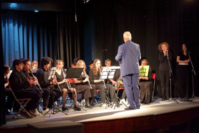 Applausi per le esibizioni dei ragazzi del Fermi ad Arona – VIDEO