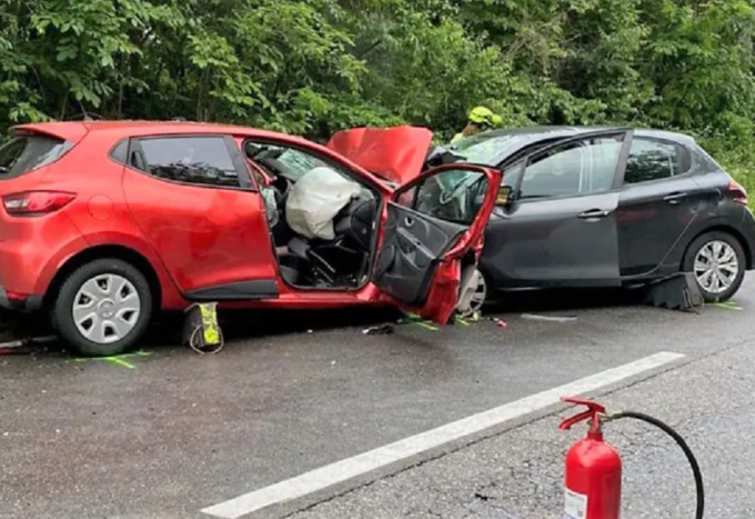Terribile frontale tra due auto: morti una 24enne e un 18enne