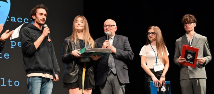 Gli attori del liceo Antonelli vincono il Festival internazionale di teatro scolastico
