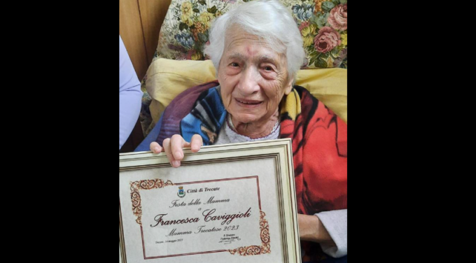 Omaggio dell’amministrazione alla mamma e nonna più anziana di Trecate