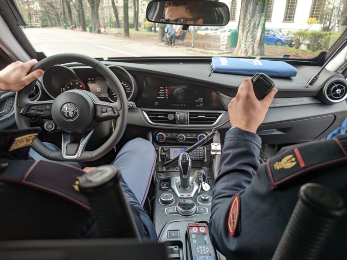 Scappa dal compagno violento e si rifugia in auto con la neonata: lui spacca il finestrino