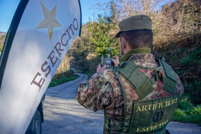 Un ordigno tedesco in centro ad Arona: artificieri in azione