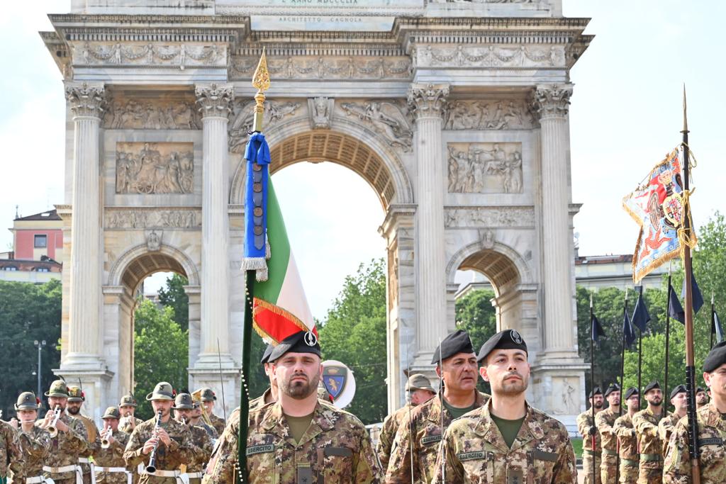 Foto 2.Lo Stendardo di Nizza all'Arco della Pace per la Festa di Corpo