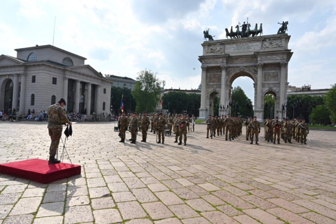 Il Reggimento Nizza Cavalleria della Babini in festa all’Arco della pace di Milano – FOTO e VIDEO