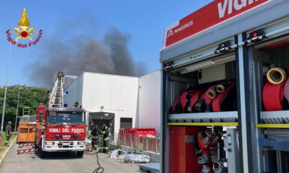 Fiamme alla Decathlon di Novara: vigili del fuoco in azione