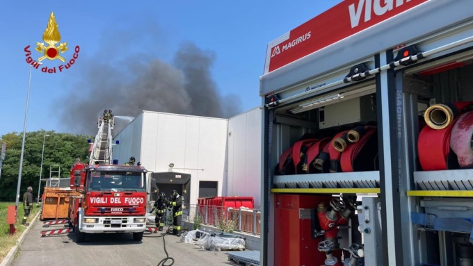 Fiamme alla Decathlon di Novara: vigili del fuoco in azione