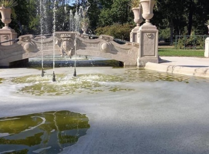 Fontana del Parco dei bambini di Novara riempita di detersivo