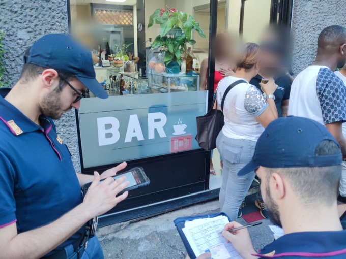 Polizia nei bar di Novara e Trecate: 166 persone controllate