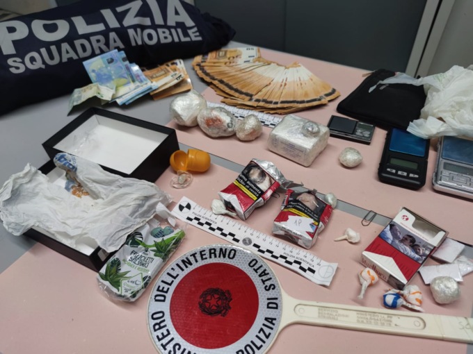 Arrestato spacciatore novarese di 42 anni: aveva un etto di coca e 37mila euro in contanti