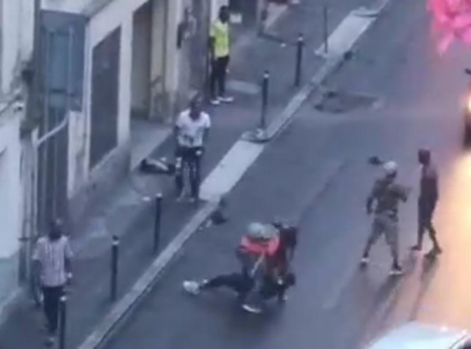 Scene di violenza per le strade di Novara – IL VIDEO