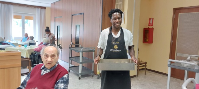 Arbitro vittima di insulti razzisti: è stato uno degli “angeli del Covid” in prima linea